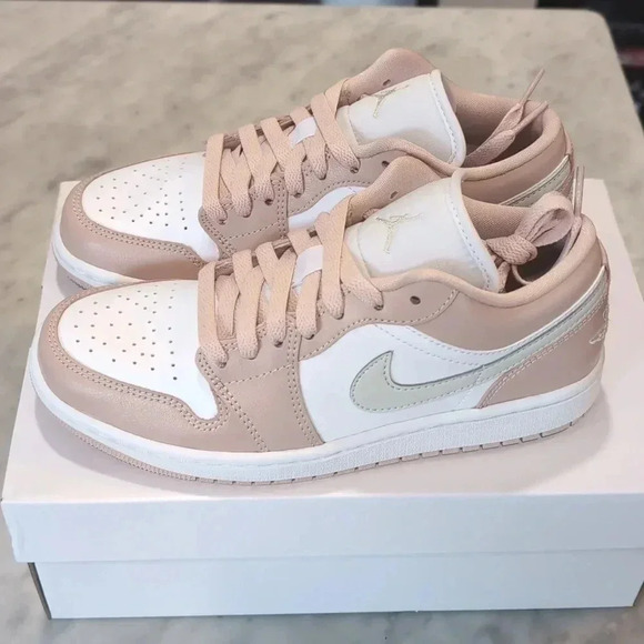 Air Jordan 1 Low - Picture 3 of 4